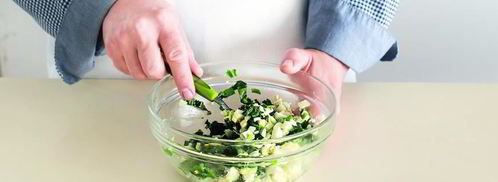 яичные пирожки с черемшой и зеленым луком. Шаг 3