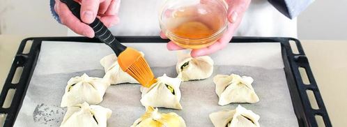 яичные пирожки с черемшой и зеленым луком. Шаг 5