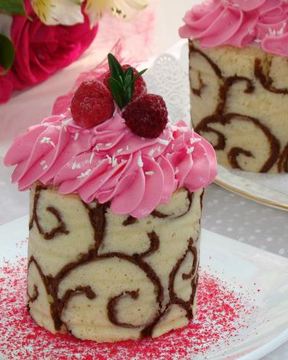 Ажурные пирожные с малиновым муссом и джемом