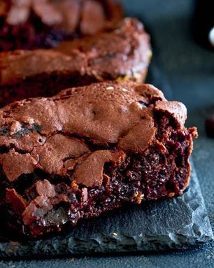 Брауни с черным шоколадом и черной смородиной