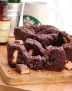 Брауни с печеньем и соленой карамелью