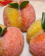 Пирожное Персики со сметанным кремом