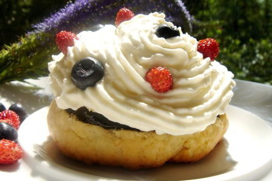 Рецепт пирожное с черничным киселем, земляникой и сливками
