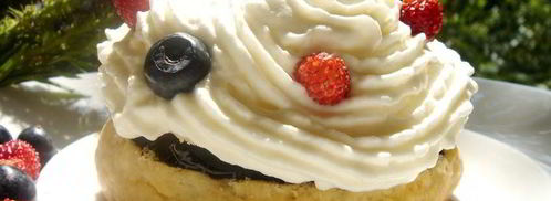 пирожное с черничным киселем, земляникой и сливками. Шаг 2