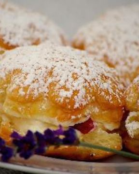 Пирожные из слоеного теста с белковым кремом