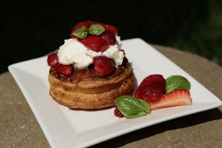 Рецепт пирожные с кремом из маскарпоне, клубникой и базиликом