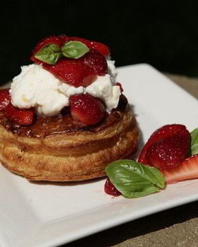 Пирожные с кремом из маскарпоне, клубникой и базиликом