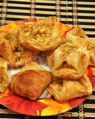 Слоеное пирожное с яблоком