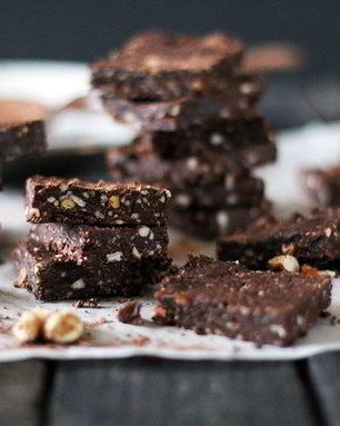 Сыроедческий брауни с кусочками какао-бобов