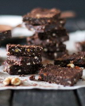 Сыроедческий брауни с кусочками какао-бобов