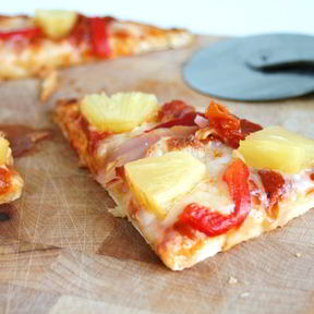 Пицца с ананасами