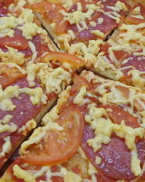 Домашняя пицца с копченой колбасой