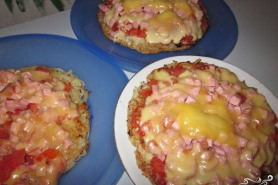 Рецепт картофельная пицца с колбасой на сковороде