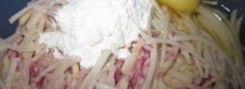 картофельная пицца с колбасой на сковороде. Шаг 3