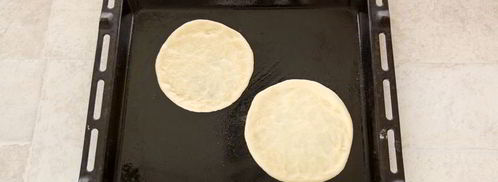 мини-пицца с томатами и моцареллой. Шаг 2