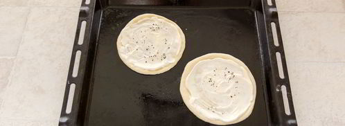 мини-пицца с томатами и моцареллой. Шаг 3