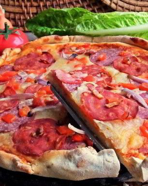 Пикантная пицца с чоризо и тремя сырами