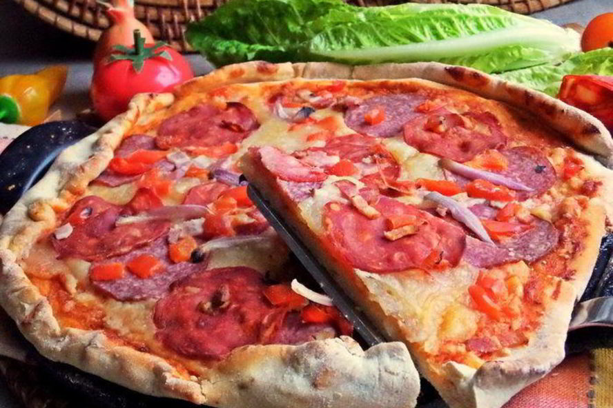 Рецепт пикантная пицца с чоризо и тремя сырами