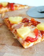 Пицца с ананасами и колбасой