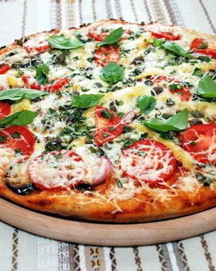 Пицца с грибами, помидорами и сладким перцем