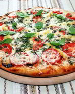 Пицца с грибами, помидорами и сладким перцем