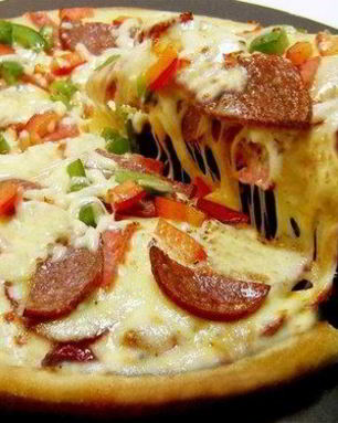 Пицца с грибами, сыром и итальянскими колбасками