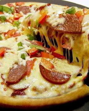 Пицца с грибами, сыром и итальянскими колбасками