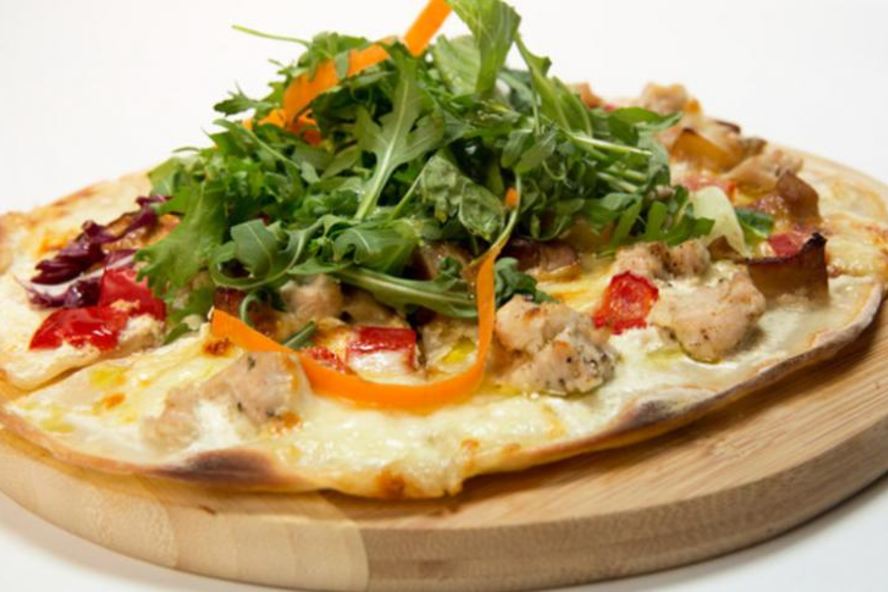 Рецепт пицца с индейкой и белыми грибами со свежим салатом