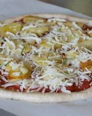 Пицца с индейкой, сардельками и яйцом