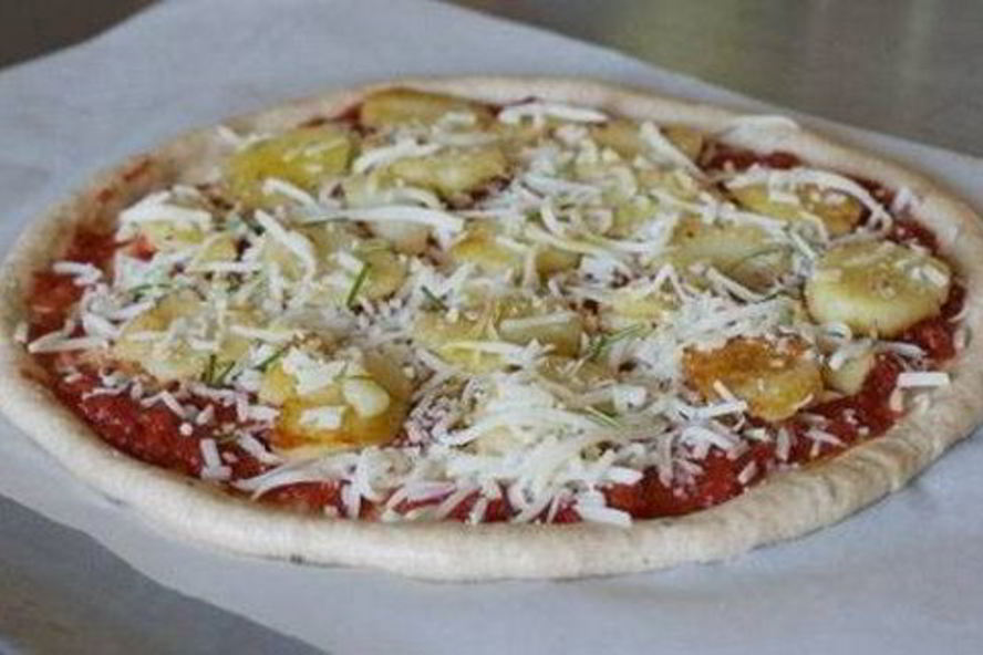 Рецепт пицца с индейкой, сардельками и яйцом