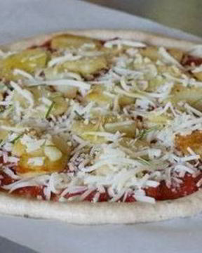 Пицца с индейкой, сардельками и яйцом