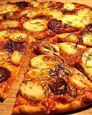 Пицца с картошкой и колбасой