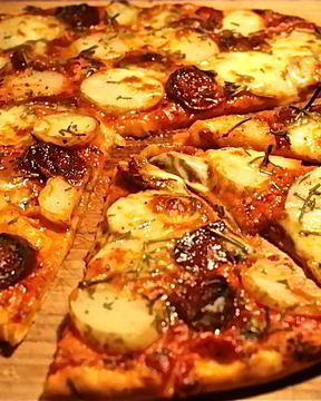 Пицца с картошкой и колбасой