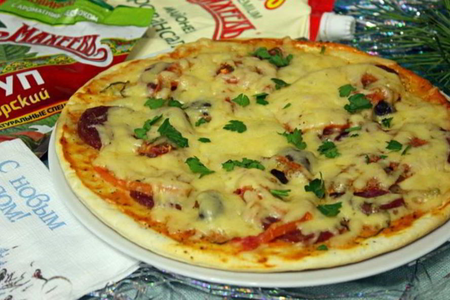 Рецепт пицца с колбасой и маринованными огурцами