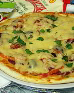 Пицца с колбасой и маринованными огурцами