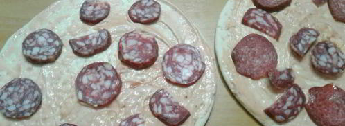 пицца с колбасой и маринованными огурцами. Шаг 2