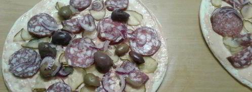 пицца с колбасой и маринованными огурцами. Шаг 3