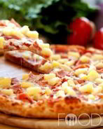 Пицца с курицей и ананасами