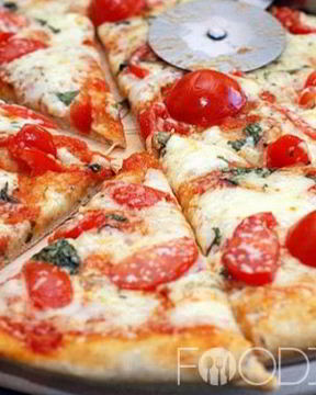 Пицца с помидорами и сыром