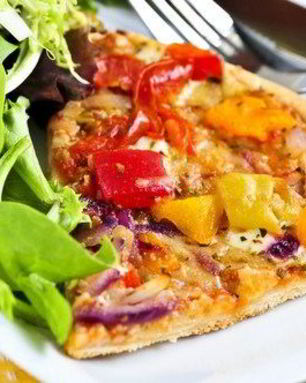 Пицца с помидорами, сельдереем, перцем, цукини и двумя видами сыра