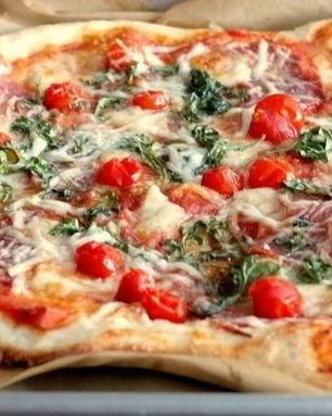 Пицца с салями, помидорами и сыром