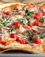 Пицца с салями, помидорами и сыром