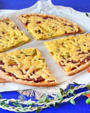 Пицца с солеными огурцами