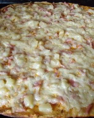 Пицца с ветчиной и ананасами