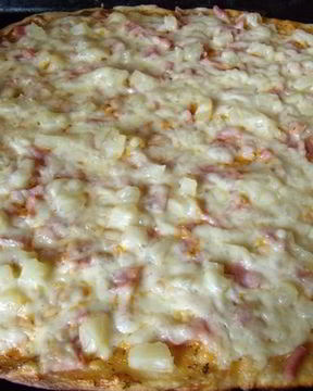Пицца с ветчиной и ананасами