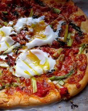 Пицца со спаржей и яйцами