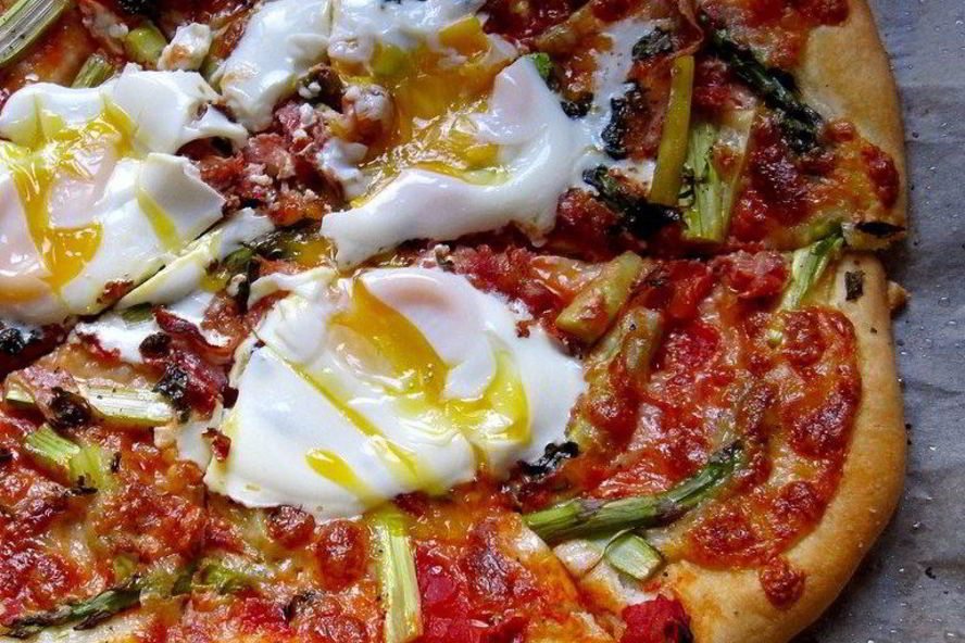 Рецепт пицца со спаржей и яйцами