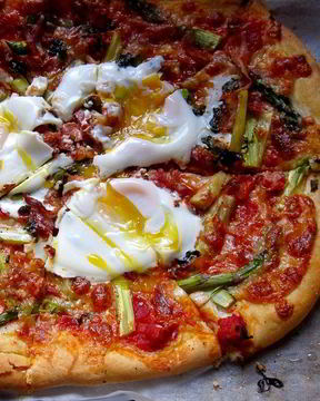 Пицца со спаржей и яйцами