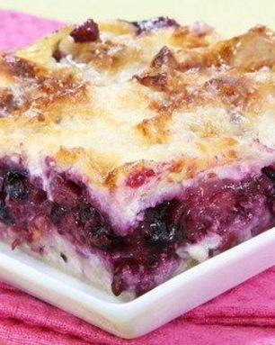 Хлебная шарлотка с черной смородиной