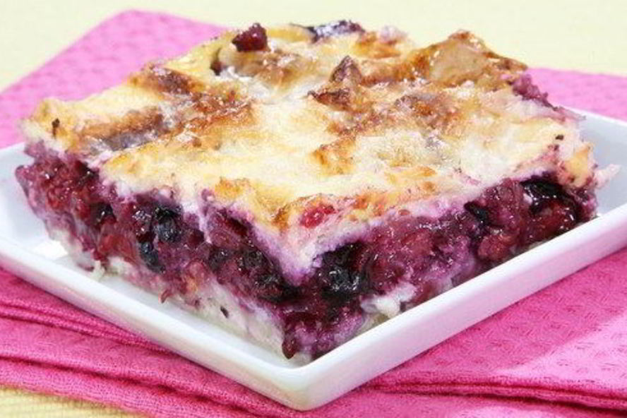 Рецепт хлебная шарлотка с черной смородиной